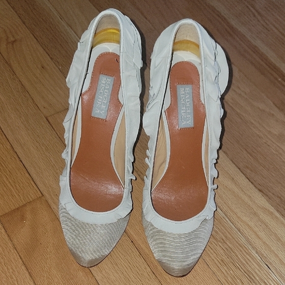 Badgley Mischka Shoes - Badgley Mischka White Heels Elegant Design 9m